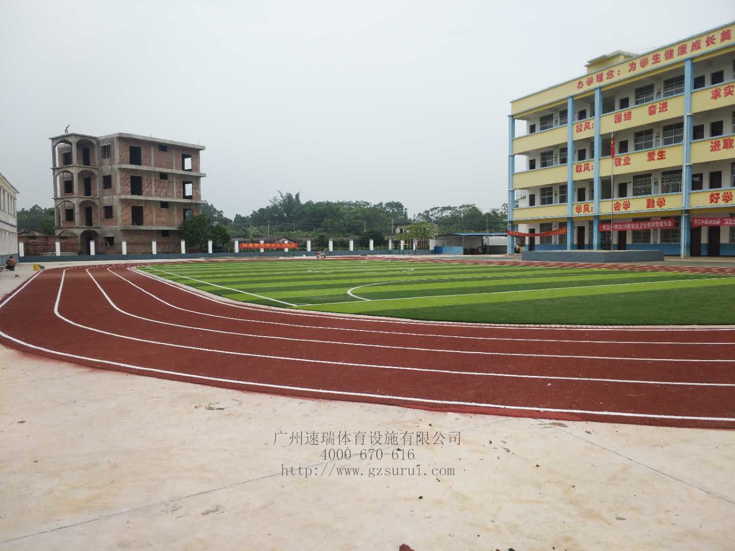 廣西欽州某小學透氣型塑膠跑道面層場地竣工“速瑞體育”