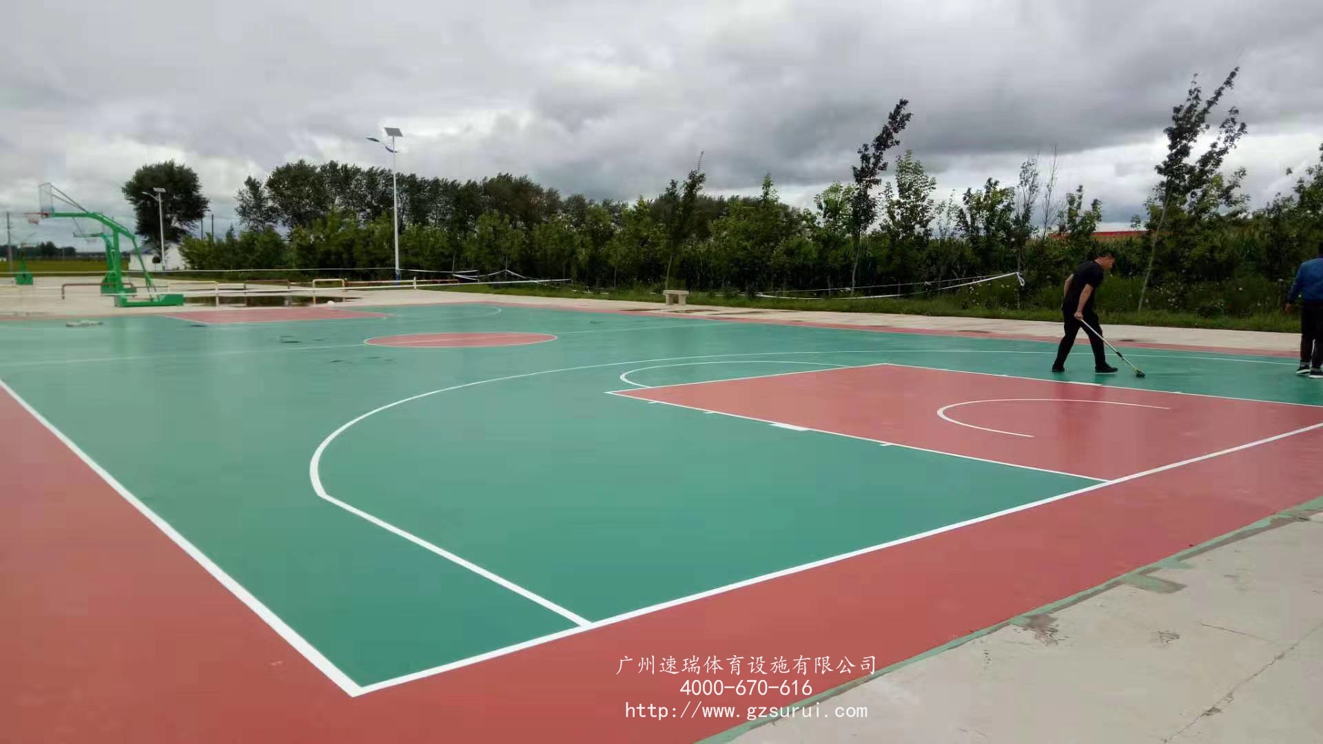 黑龍江齊齊哈爾市龍江縣頭站鎮(zhèn)廣場硅PU籃球場“速瑞體育”
