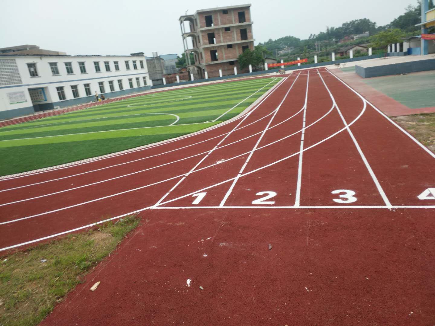 學(xué)校透氣型塑膠跑道.jpg